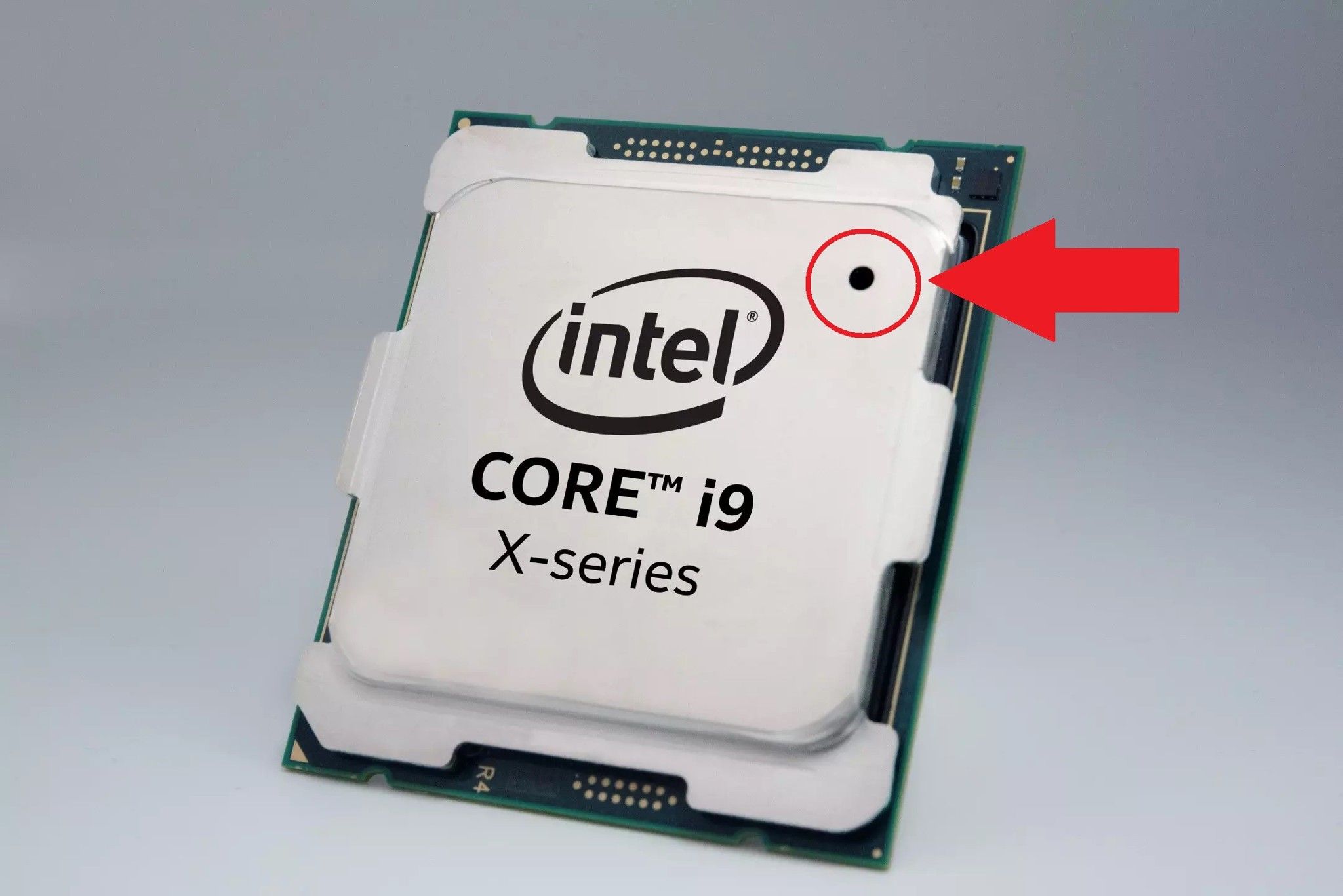 Vì sao trên nắp lưng của một số CPU Intel có lỗ? Keo tản nhiệt rơi vào có sao không?