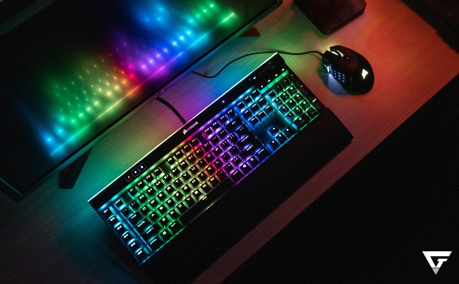 Đánh giá nhanh bàn phím gaming Corsair K95 RGB Platinum XT – switch Cherry MX là chân lý, xu hướng keycap PBT