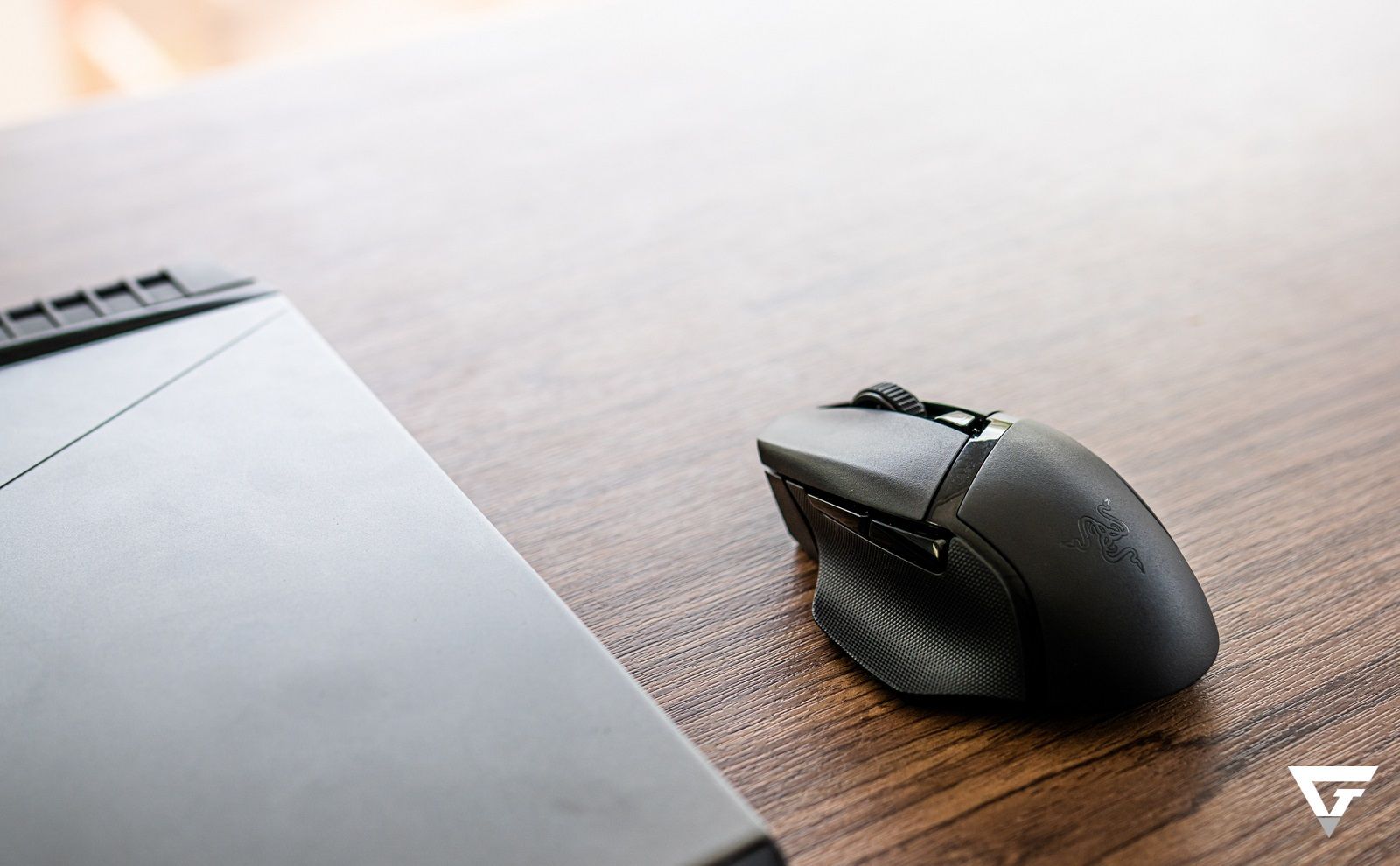 Razer Basilik X HyperSpeed: Chuột gaming không LED RGB vẫn đẹp, kết nối không dây mà giá lại mềm