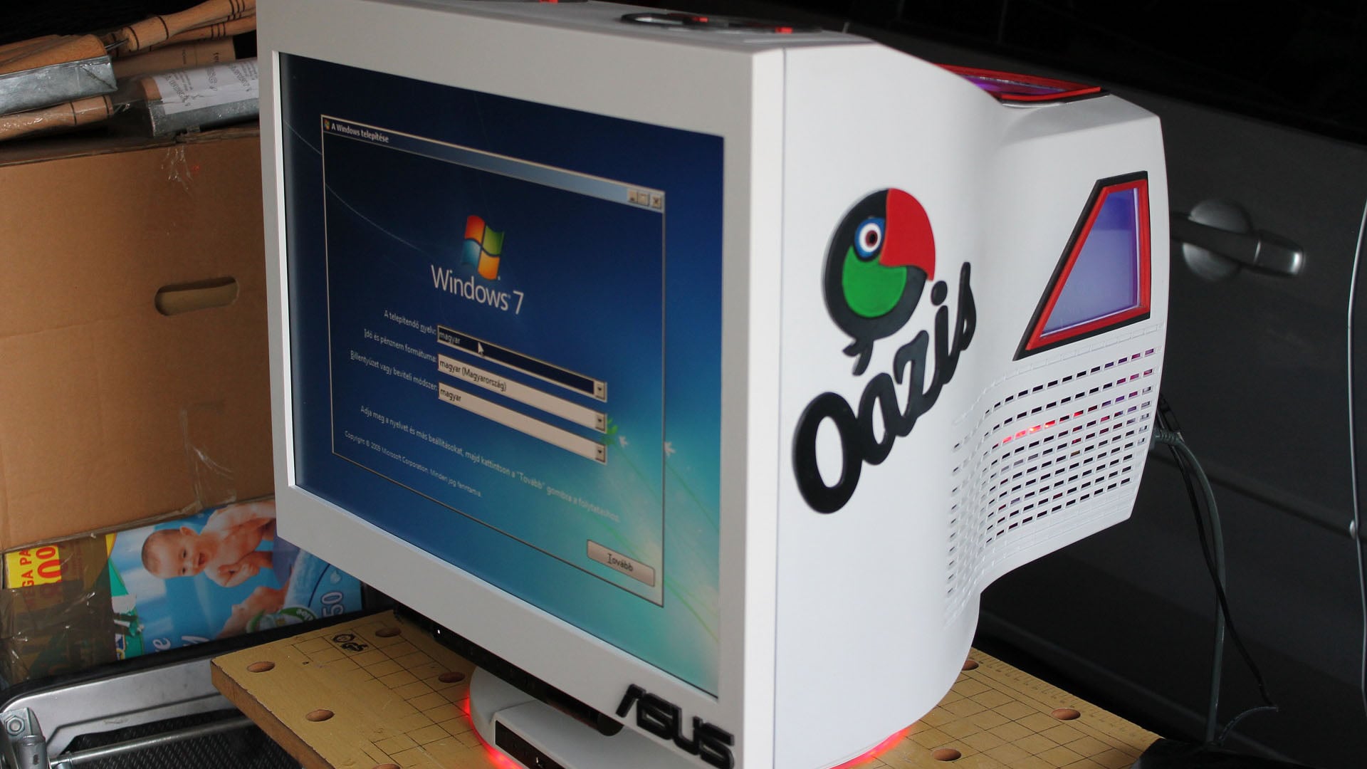 Khéo tay hay mò, modder nhét nguyên bộ PC gaming với tản nhiệt nước vào màn hình Sony CRT cổ lỗ sĩ