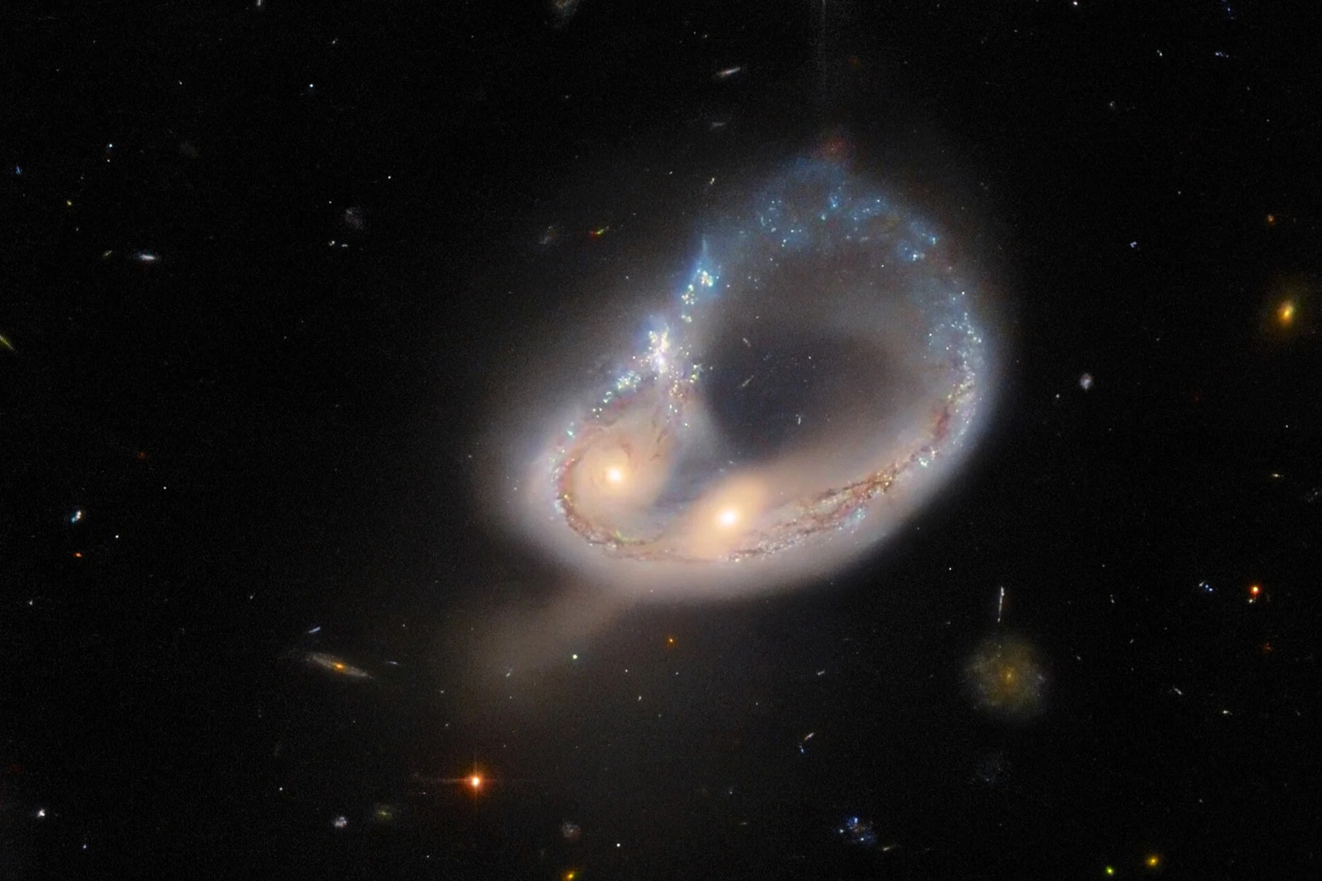 Kính viễn vọng không gian Hubble phát hiện cảnh thiên hà va chạm cách Trái đất gần 700 triệu năm ánh sáng