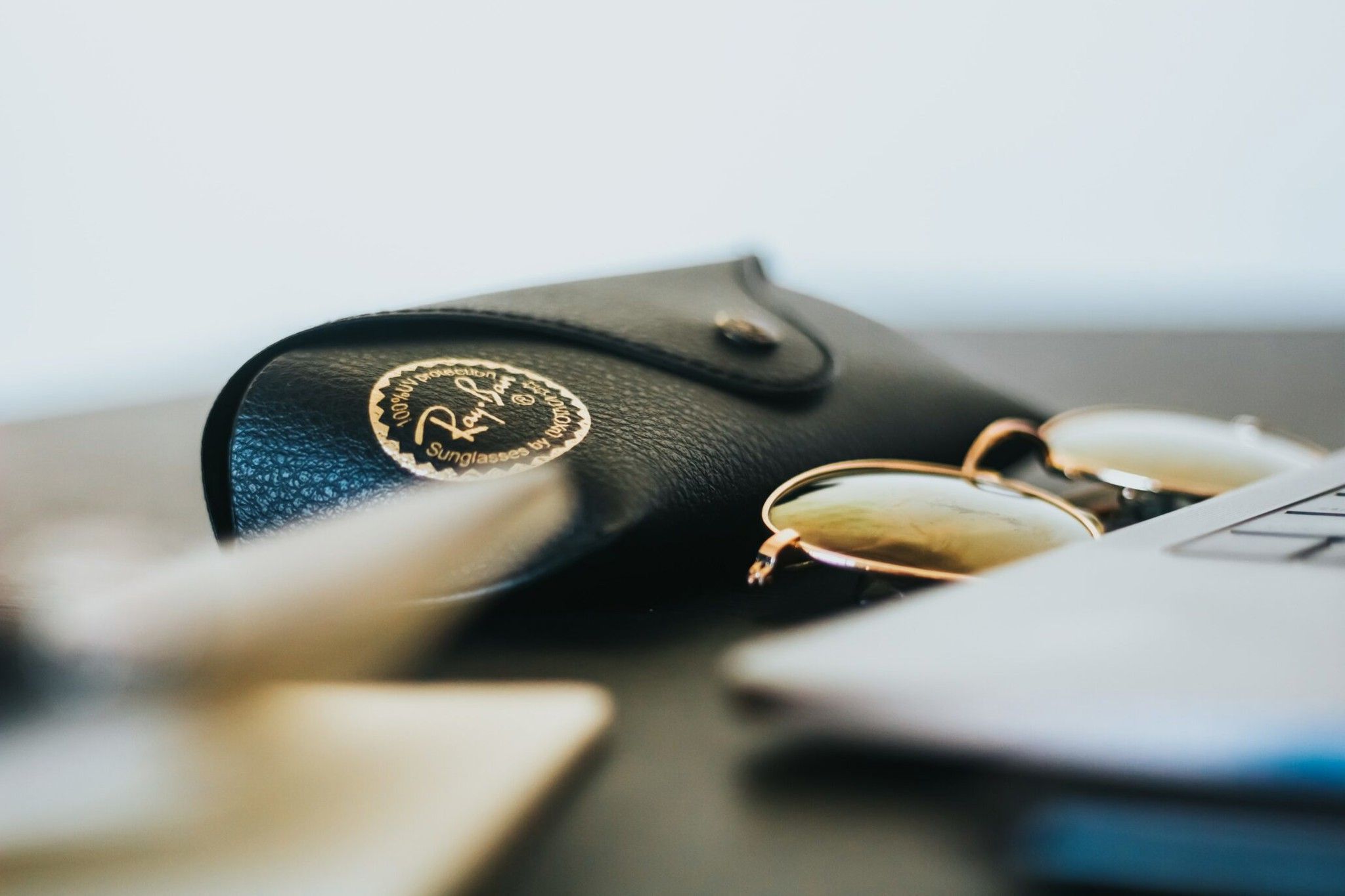 Lộ tin Facebook bắt tay với hãng Ray-Ban xịn sò để làm kính thông minh