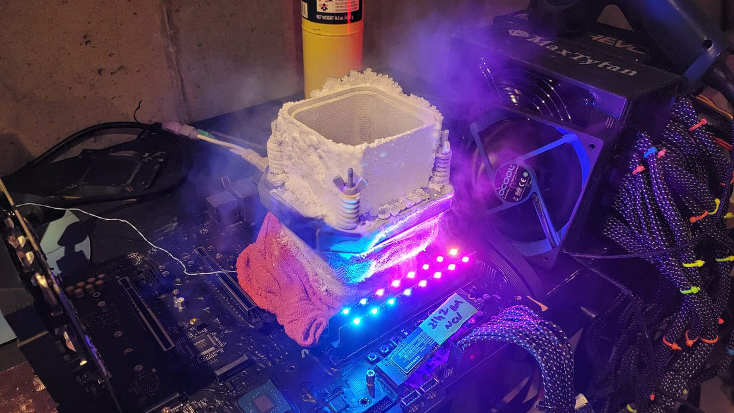 CPU Intel Core i9-12900K ép xung đạt kỷ lục, bằng điểm AMD Ryzen 9 5950X