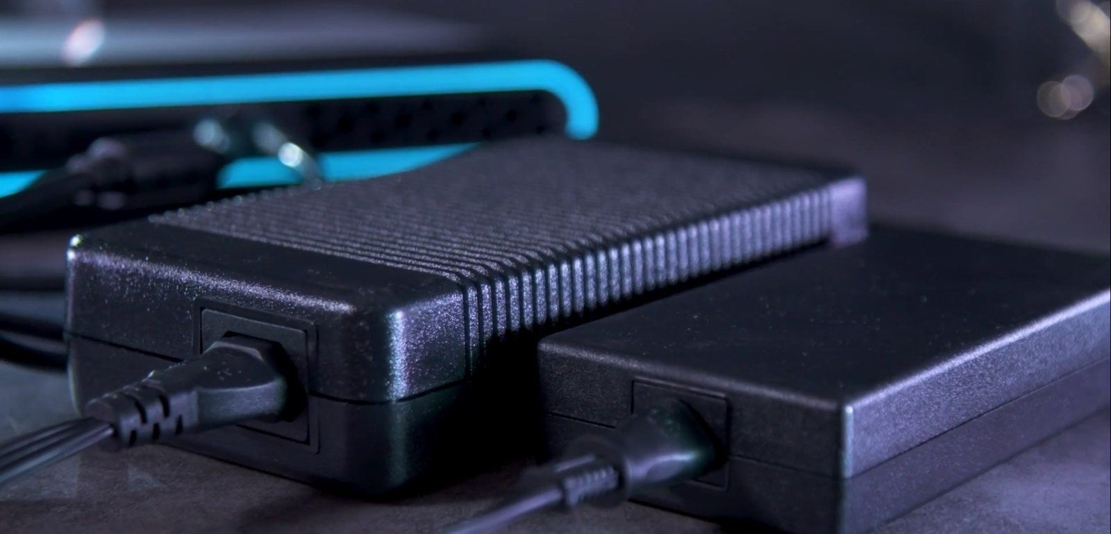 Có thể bạn đã biết, laptop gaming to thì cục sạc nó cũng to không kém
