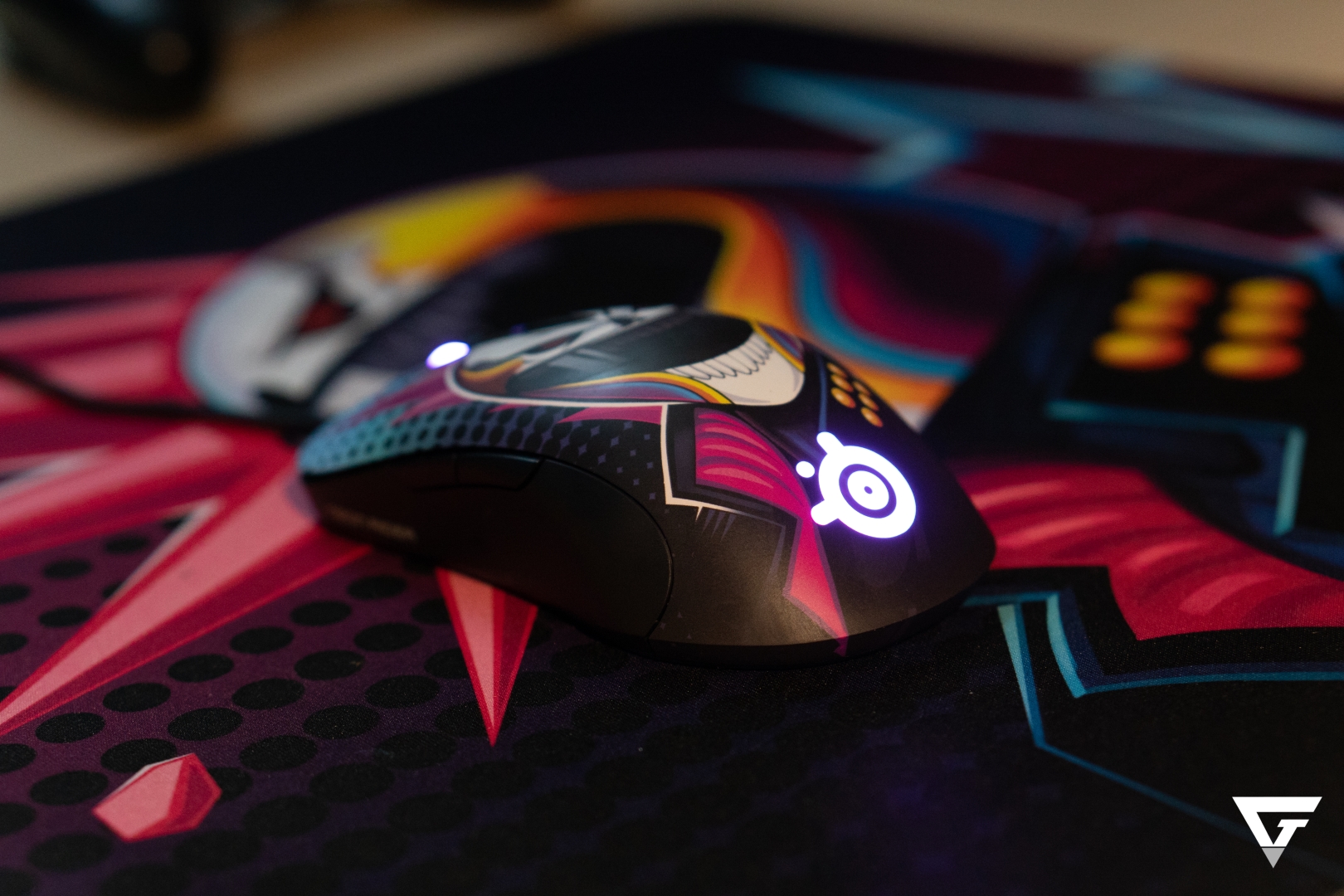 Trải nghiệm Steelseries Sensei Ten Neon Rider phiên bản giới hạn: form chuột huyền thoại khoác lên mình bộ skin CS:GO