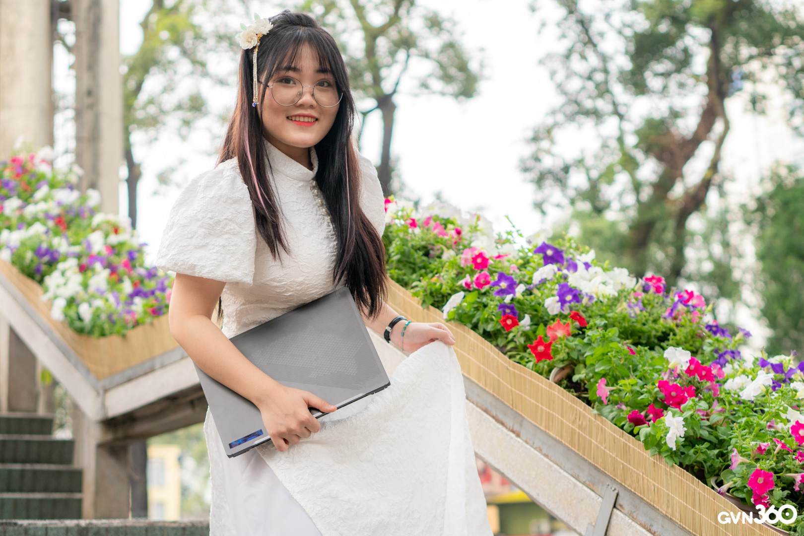 Mời bạn chiêm ngưỡng bộ ảnh “ASUS ROG Zephyrus G14: Tà áo dài làm xiêu lòng con tim người game thủ”