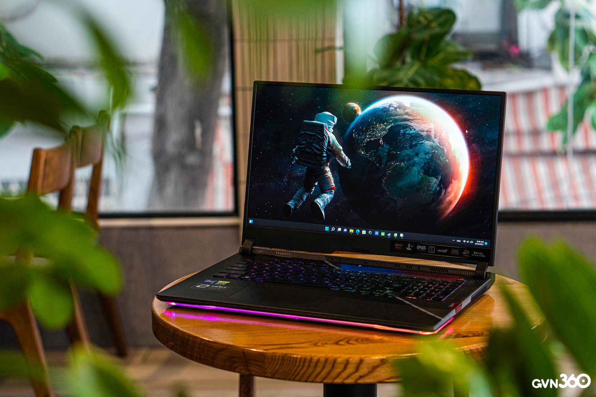 Mang laptop gaming ra cà phê làm việc thì được gì và mất gì so với laptop văn phòng?