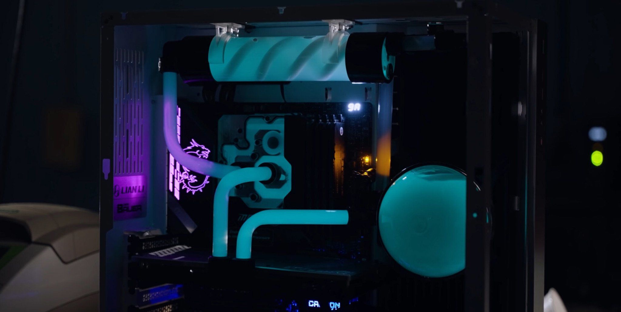 Xuất hiện PC gaming đầu tiên trên thế giới xài tản nước custom phát quang sinh học đẹp mê hồn