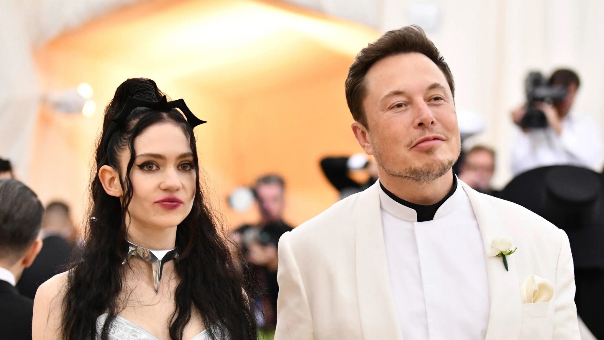 Siêu tỷ phú Elon Musk và bạn gái Grimes hiện đã “đường ai nấy đi”, cho biết vẫn yêu nhau và cùng nuôi con
