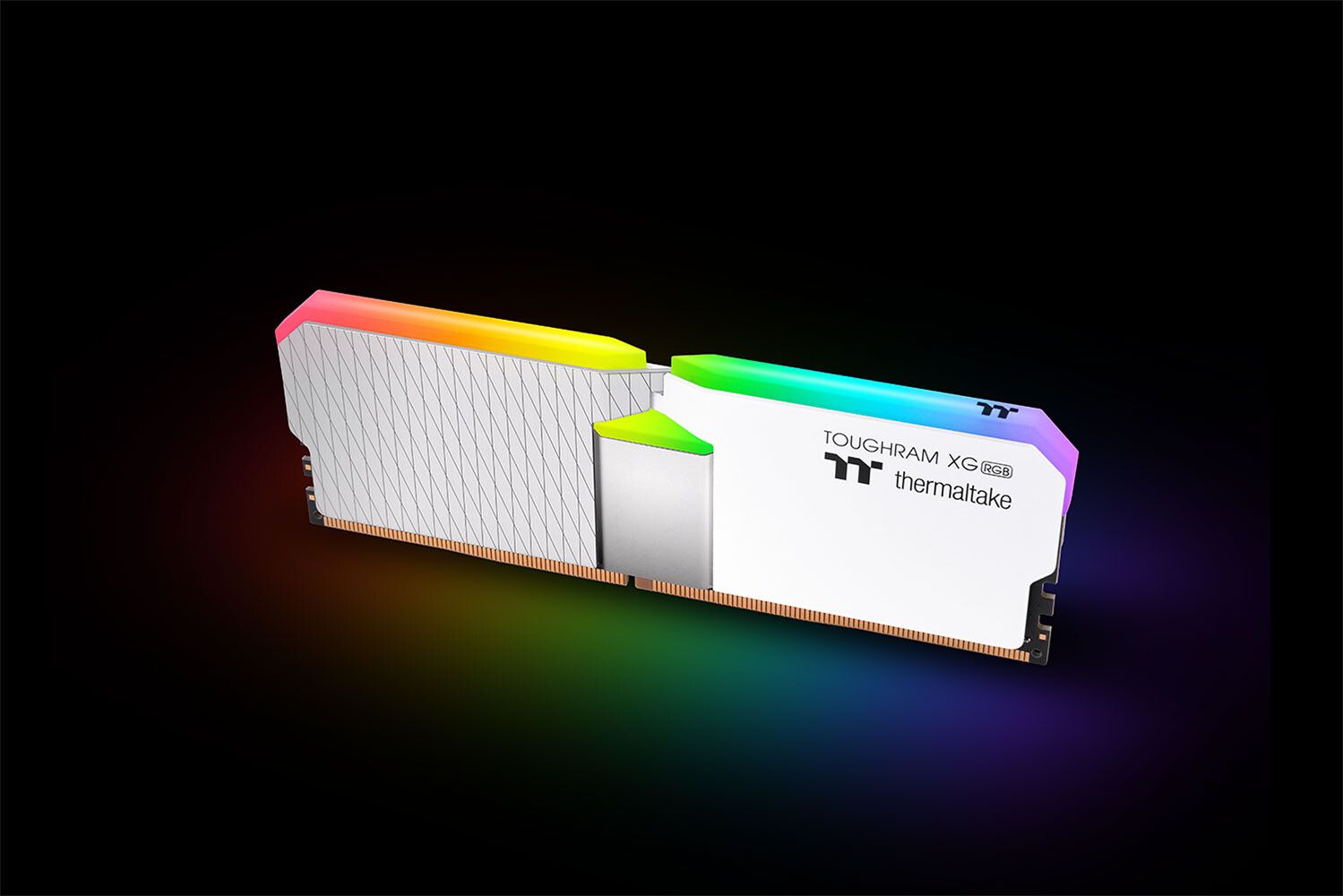 Thermaltake ra mắt RAM DDR4 màu trắng sang chảnh và 2 tầng LED RGB