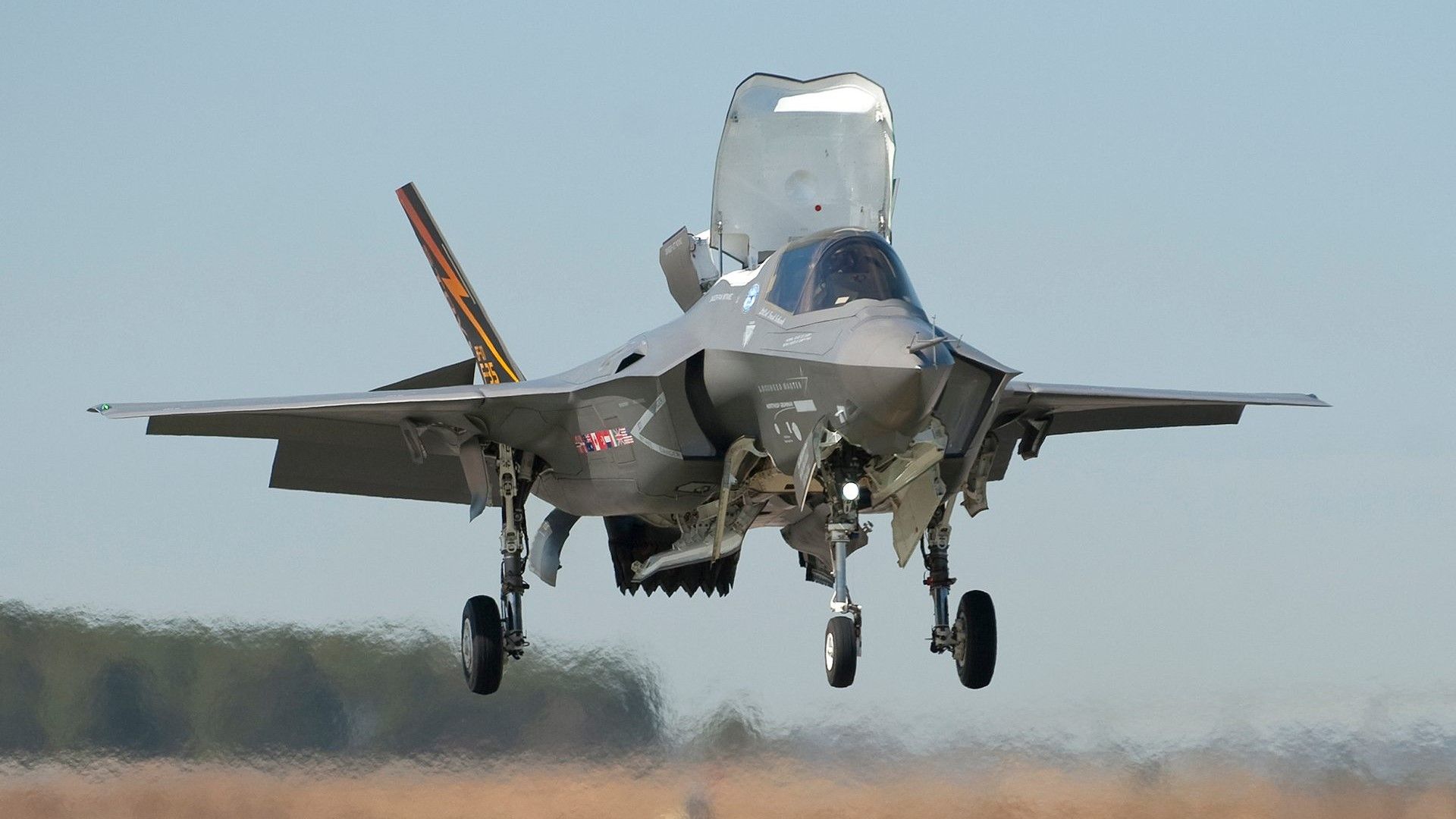 Siêu tiêm kích F-35 Lightning II hạ cánh thẳng đứng như thế nào? Đây là câu trả lời cho bạn