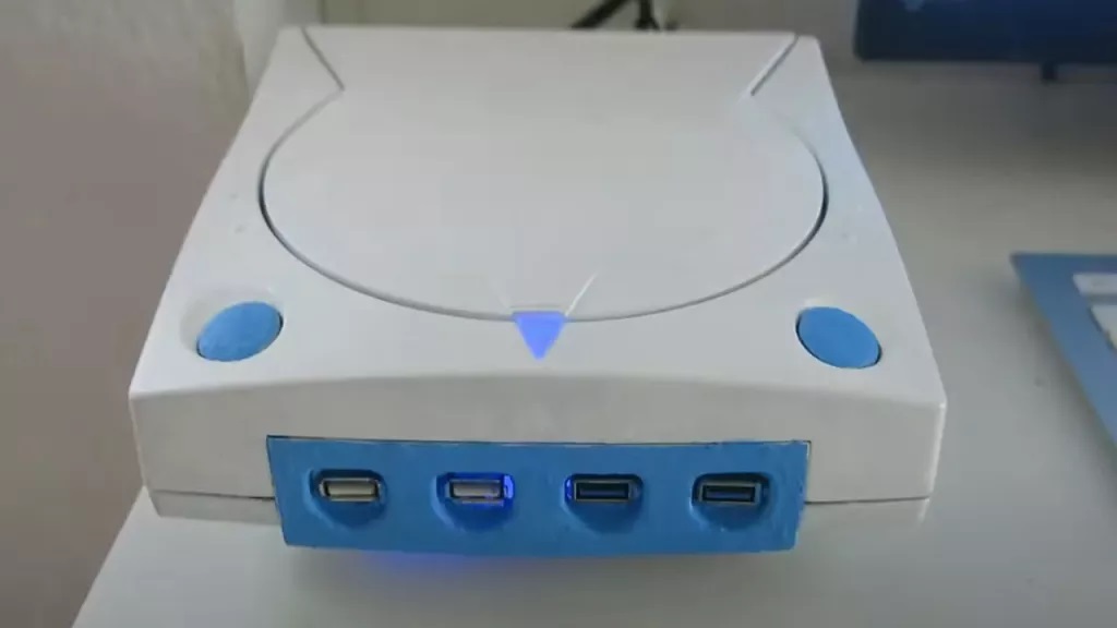 Một modder “khéo tay hay mò” hồi sinh máy Sega Dreamcast thành PC gaming cực mạnh