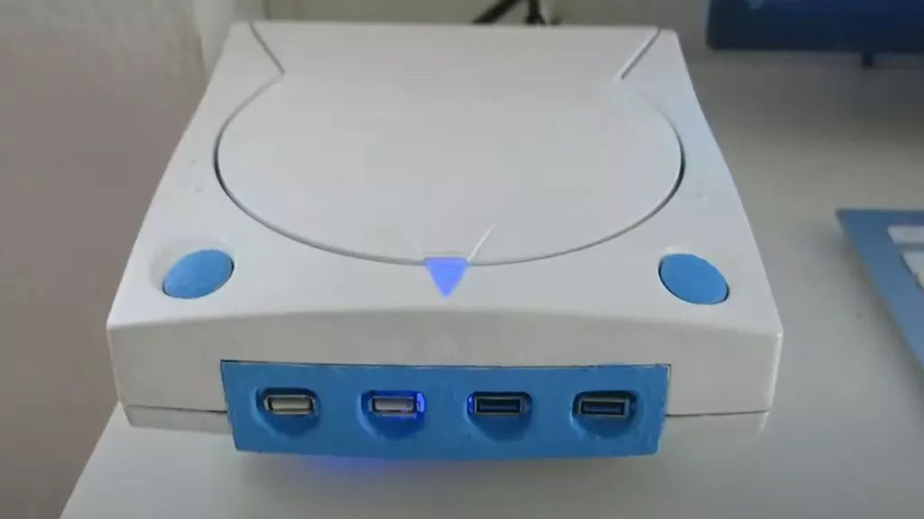 Một modder “khéo tay hay mò” hồi sinh máy Sega Dreamcast thành PC gaming cực mạnh