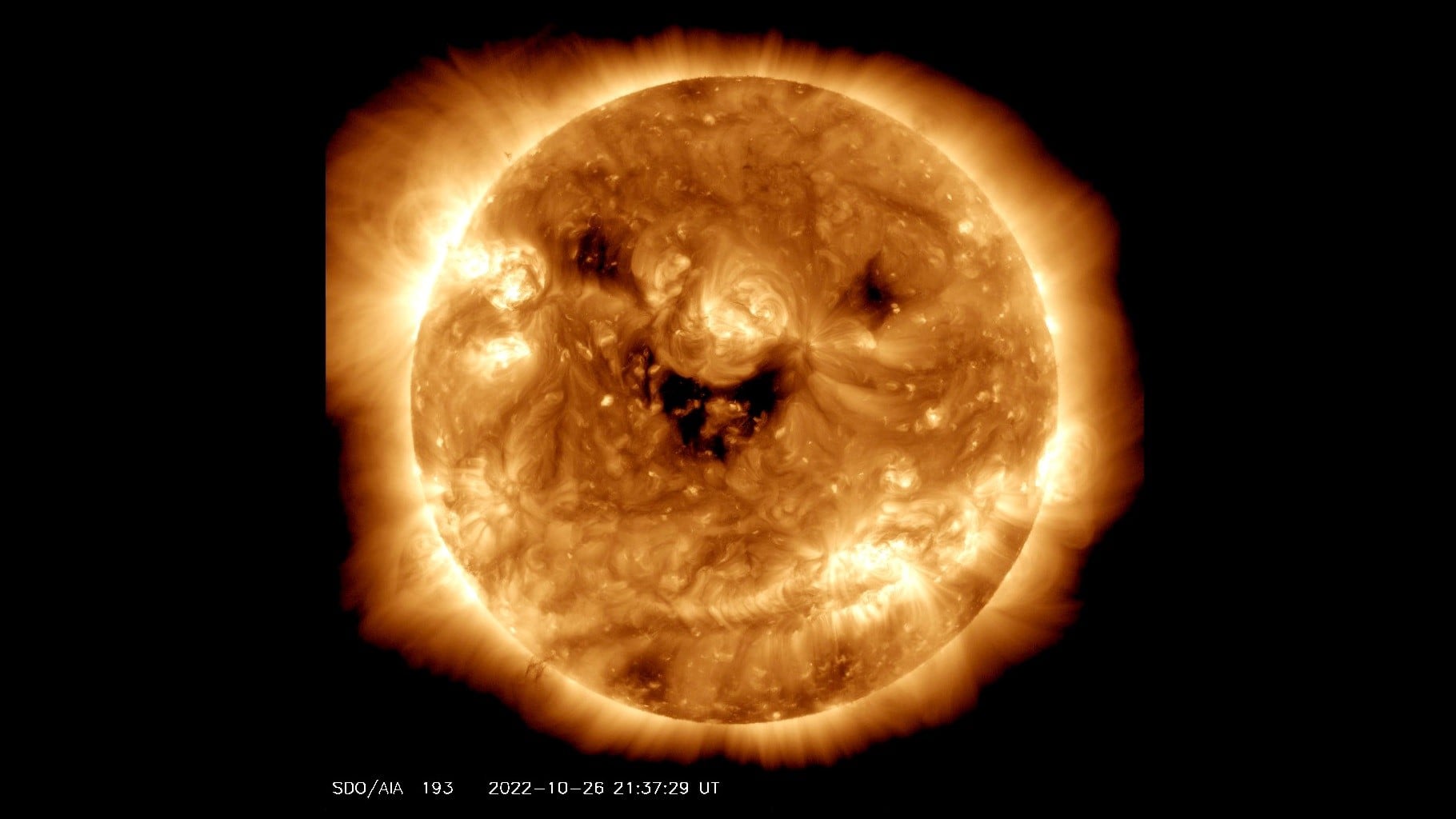 NASA công bố bức ảnh mặt trời mỉm cười siêu cute phô mai que