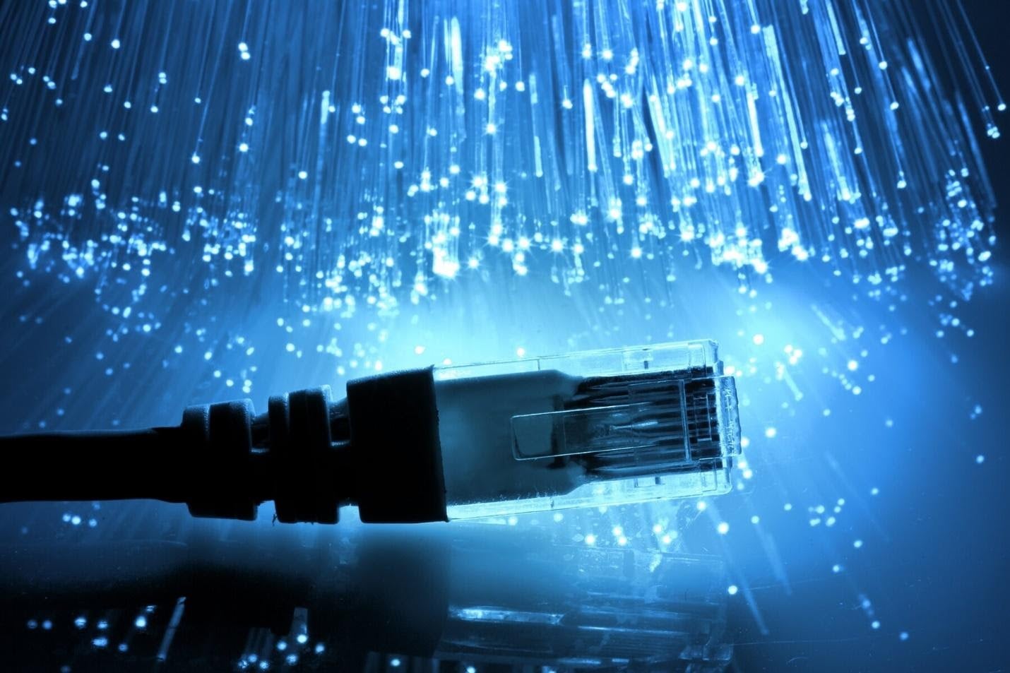 Các nhà khoa học đã tìm được cách tăng tốc độ cáp quang lên đến 44,2 Tbps