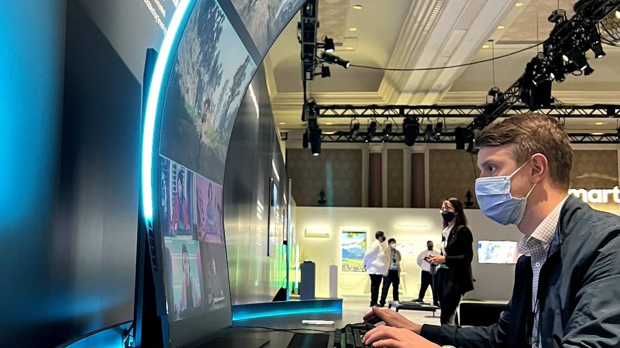 [CES 2022] Samsung "nhá hàng" màn hình Odyssey Ark 55 inch vừa to vừa cong lại còn biết xoay dọc