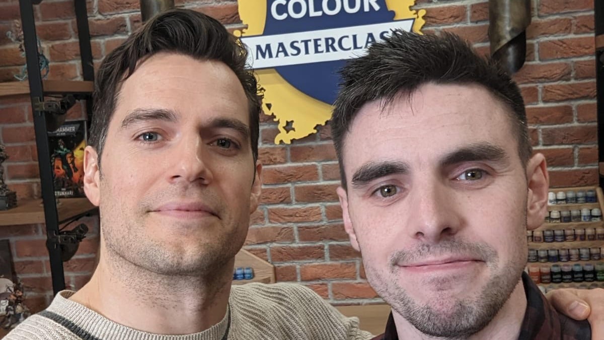 “Superman” Henry Cavill cười tươi như hoa khi tham quan trụ sở của game Warhammer