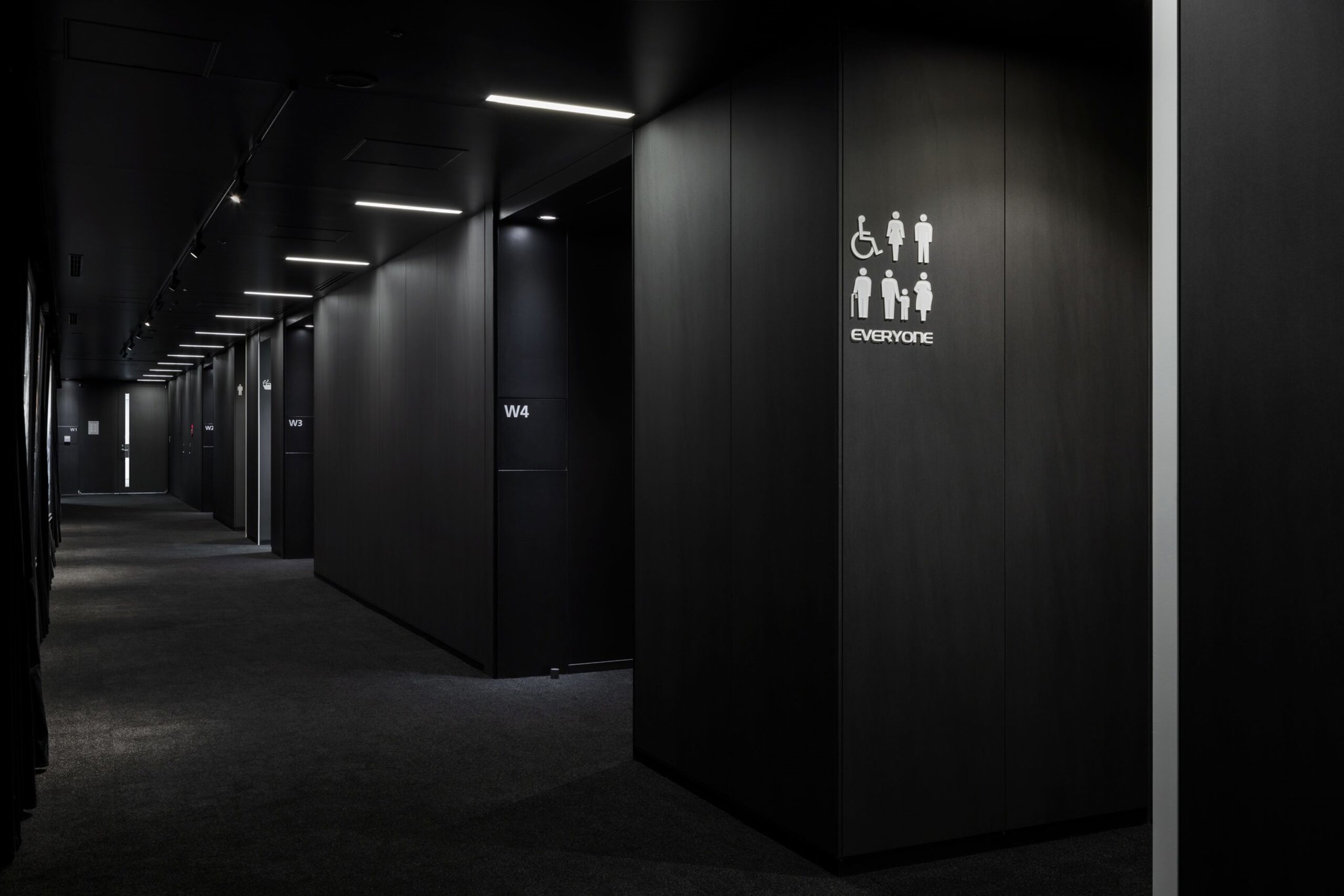 Văn phòng mới của nhà sáng tạo tài ba Hideo Kojima có cái toilet dành cho mọi người