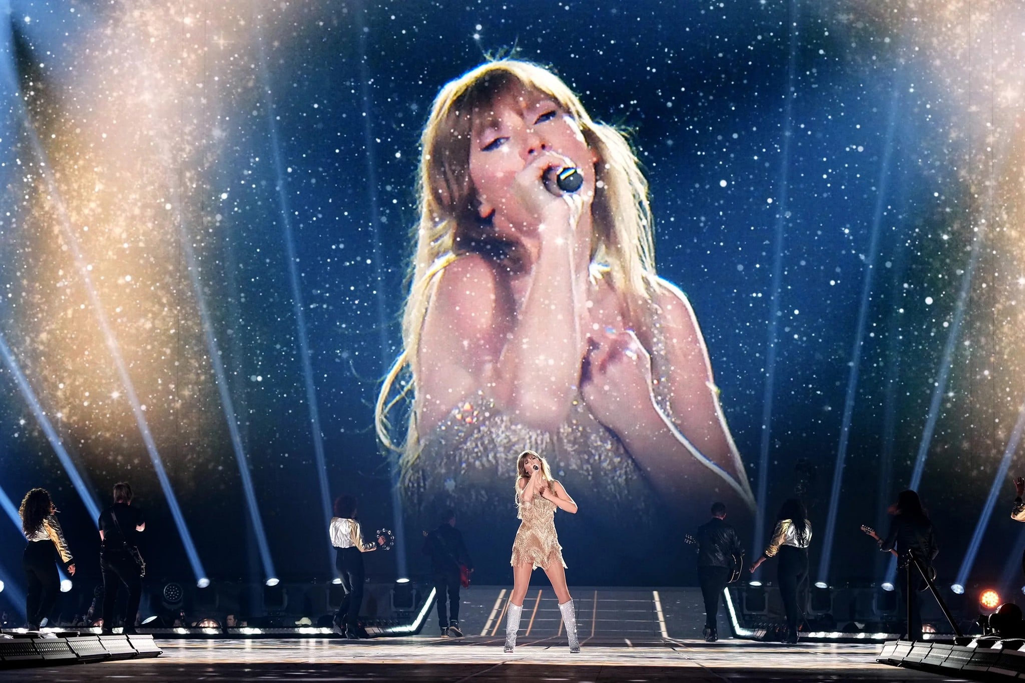 Vì zoom quá đỉnh nên một bạn nữ iFan đã phải thuê Galaxy S23 Ultra để quay video Taylor Swift cho rõ