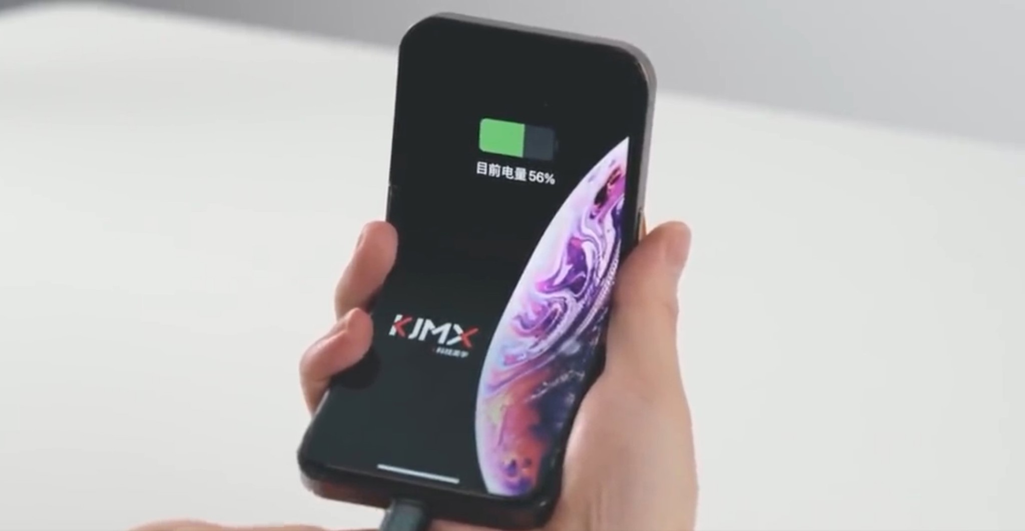 Khéo tay hay mò, pháp sư Trung Hoa cho Motorola Razr "lưỡng long nhất thể" với iPhone thành "Galaxy Z Flip chạy iOS"