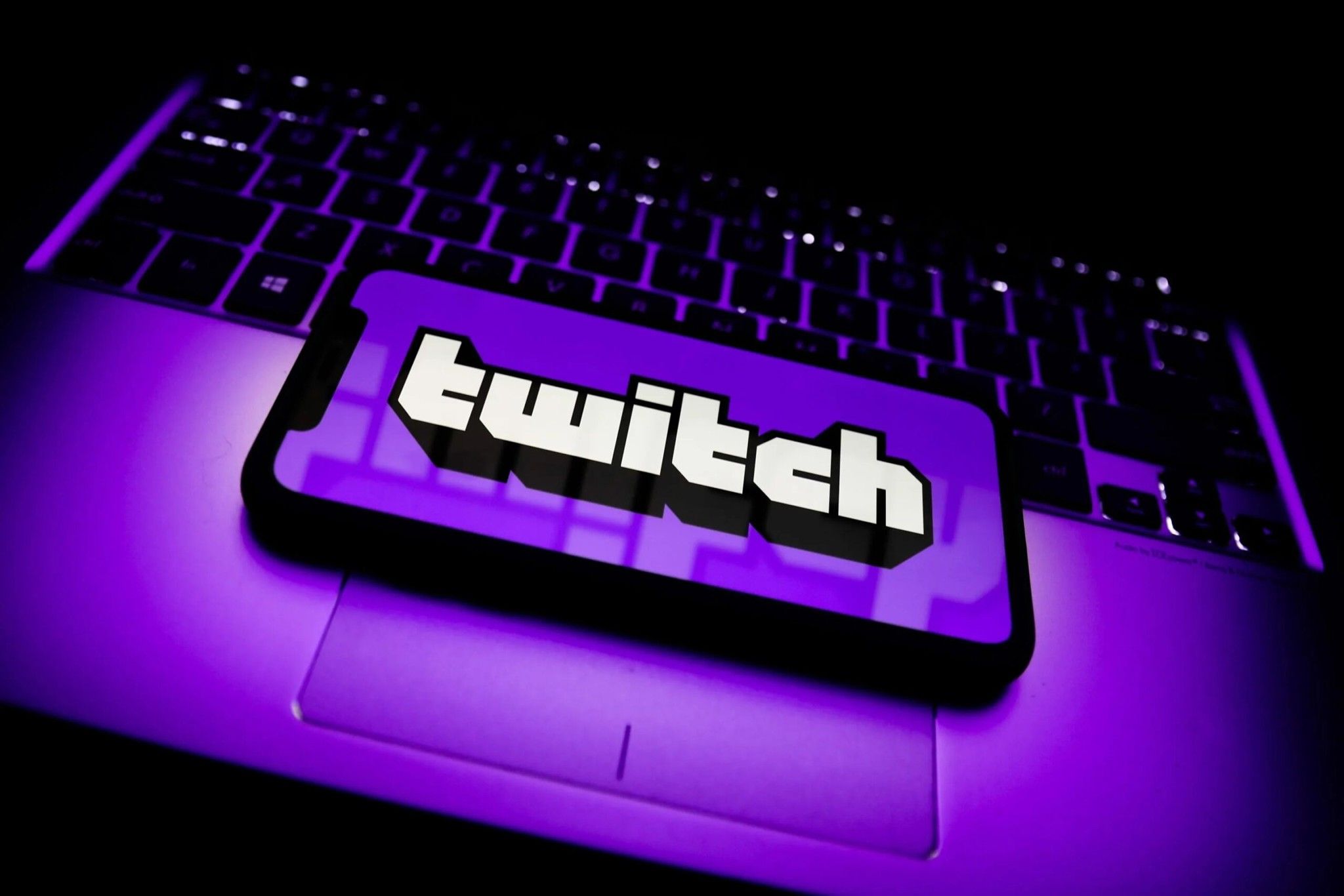 Muốn ghim bình luận trên Twitch cho mọi người thấy? 100 đô mỗi 2 phút rưỡi bạn nhé!