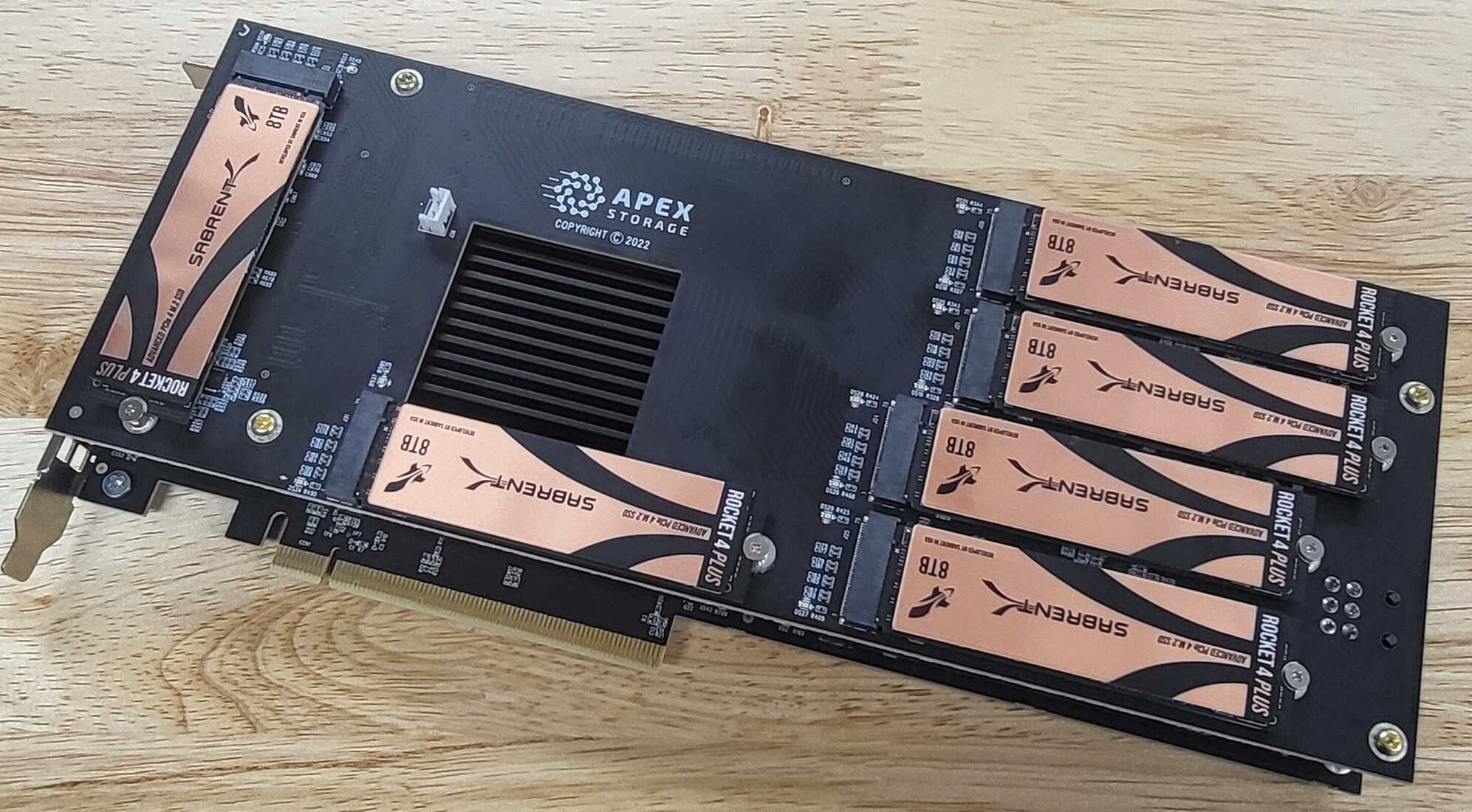 Đây là chiếc card add-on Sabrent Apex X21 Destroyer giá hơn 25.000 đô gắn tới 21 SSD PCIe 4.0 với tổng dung lượng 168TB