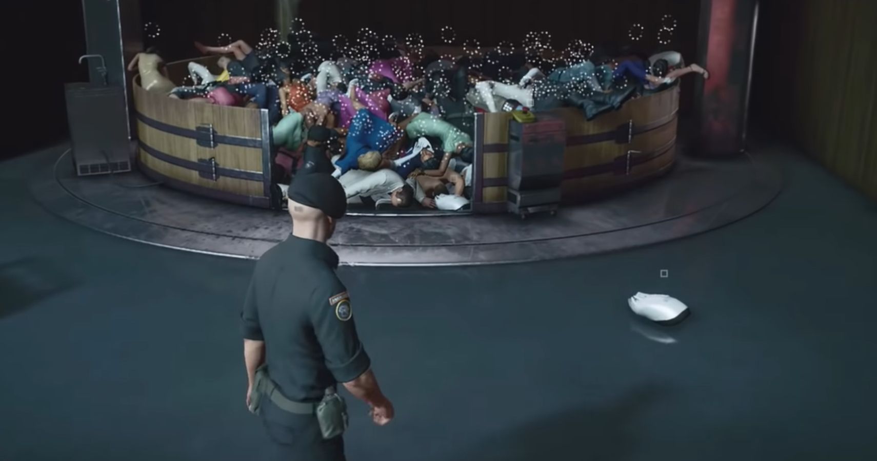 YouTuber cặm cụi 10 tiếng đồng hồ nhét toàn bộ nhân vật trong bản đồ Hitman 3 vào máy ép để... làm rượu