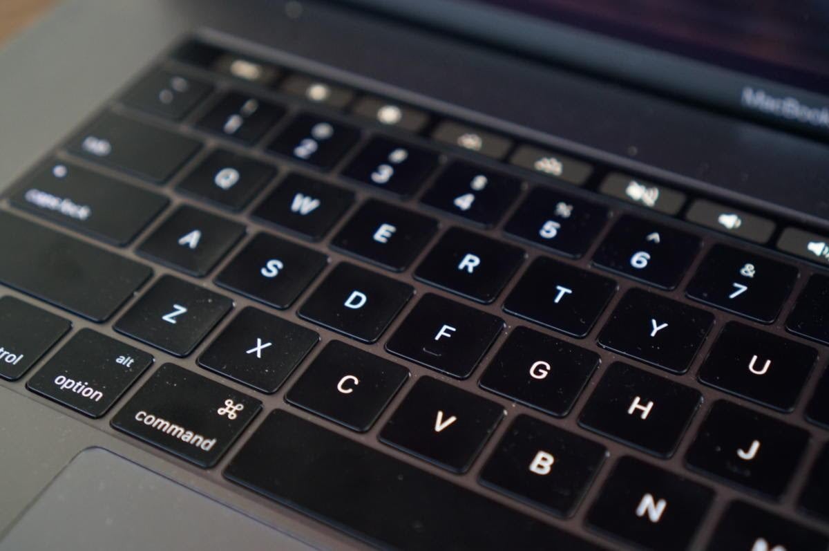 Nhà viết kịch bản thắng giải Oscar khẳng định bàn phím MacBook là tệ nhất, soạn thảo với nó là điều bất khả thi