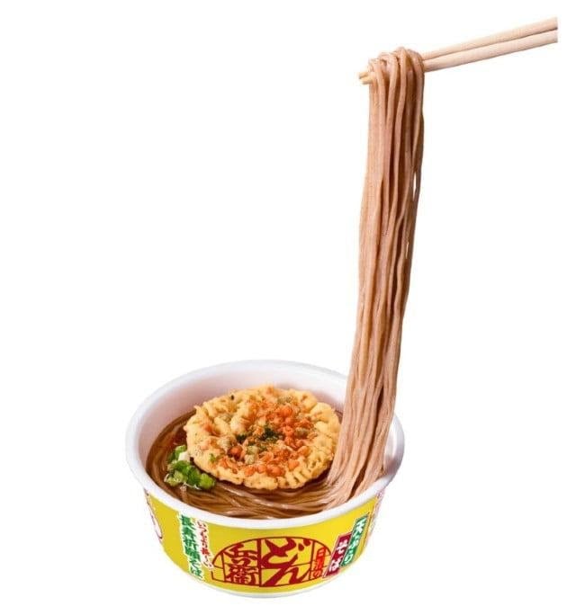Xuất hiện mì ăn liền với sợi mì dài tới 1 mét, game thủ ăn vào dịp giao thừa sẽ “trường thọ”