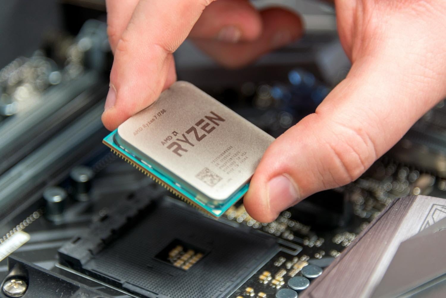 Xuất hiện báo cáo cho thấy CPU AMD dính 2 lỗ hổng bảo mật được tài trợ bởi… Intel