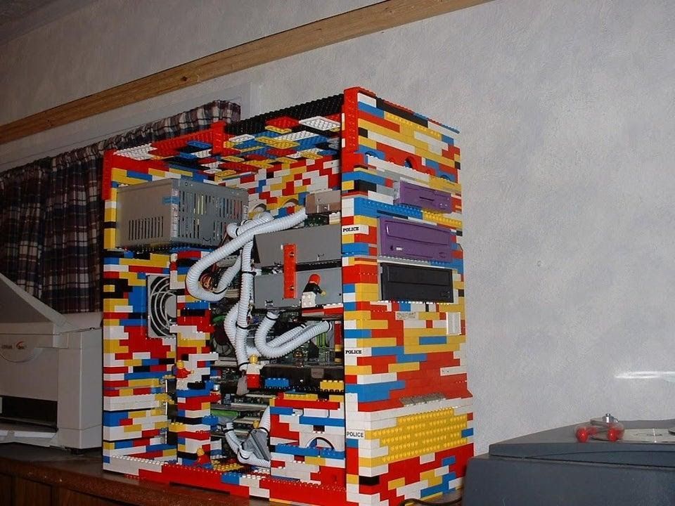 Mời các bạn cùng quay về tuổi thơ những năm 2000 với bộ PC Pentium 4 hoài cổ được ráp bằng… LEGO