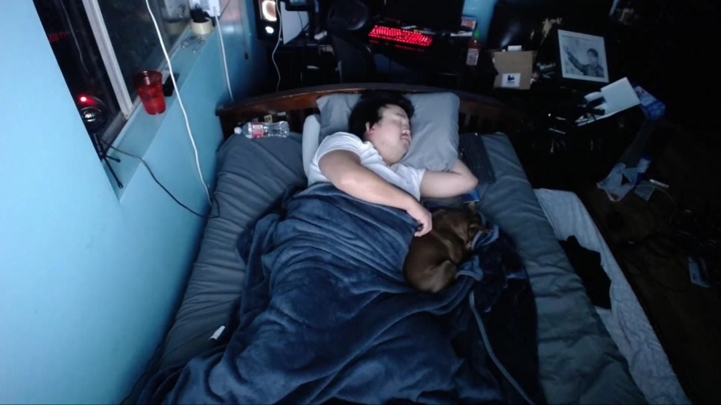 Streamer thu về 16.000 đô chỉ sau 1 đêm livestream và cho fan chơi khăm lúc đang… ngáy ngủ