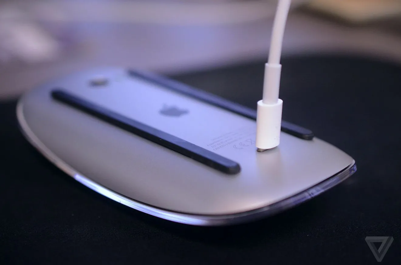 Dù ra mắt hơn 5 năm nhưng Apple vẫn quên cải tiến “chuột thần kì”, muốn sạc Magic Mouse 2 vẫn phải… lật ngửa