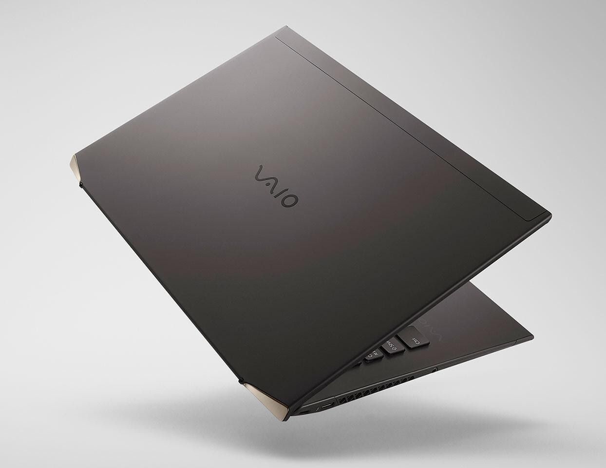 VAIO Z – chiếc laptop đầu tiên trên thế giới làm bằng sợi carbon toàn thân cực bền, nhẹ dưới 1 kg, giá 3579 đô