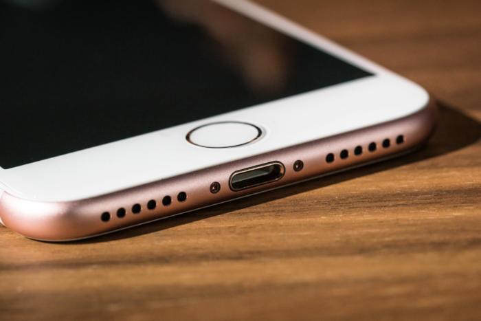 Bỏ cổng tai nghe 3,5mm thôi chưa đủ, Apple sẽ bỏ tiếp cổng sạc Lightning trên iPhone vào năm 2021?