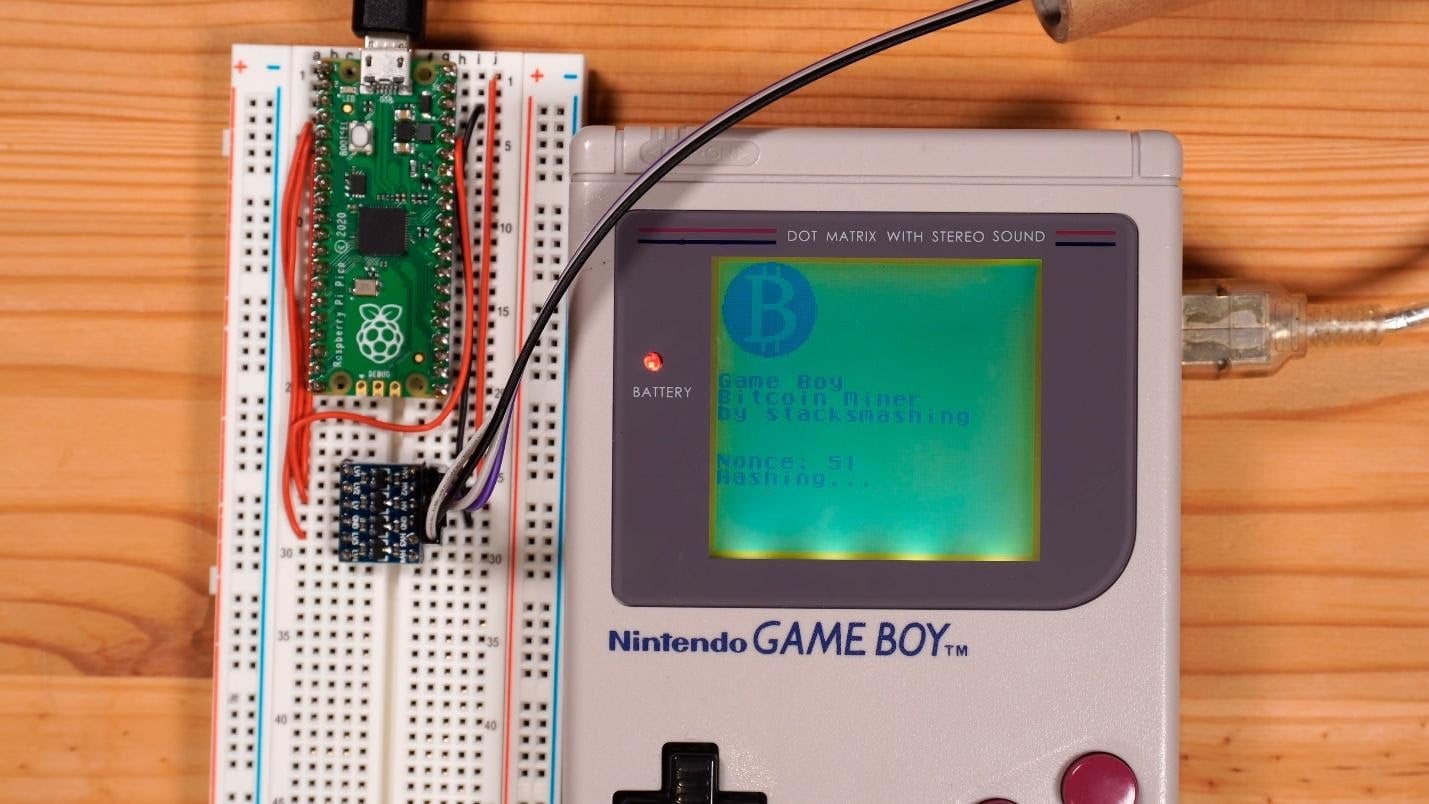 YouTuber hóa kiếp Game Boy 32 năm tuổi thành trâu cày, đào 1 Bitcoin chỉ tốn… vài triệu tỷ năm