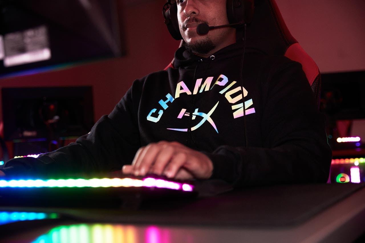 Xuất hiện bộ sưu tập thời trang HyperX x Champion phiên bản giới hạn với logo phản quang RGB