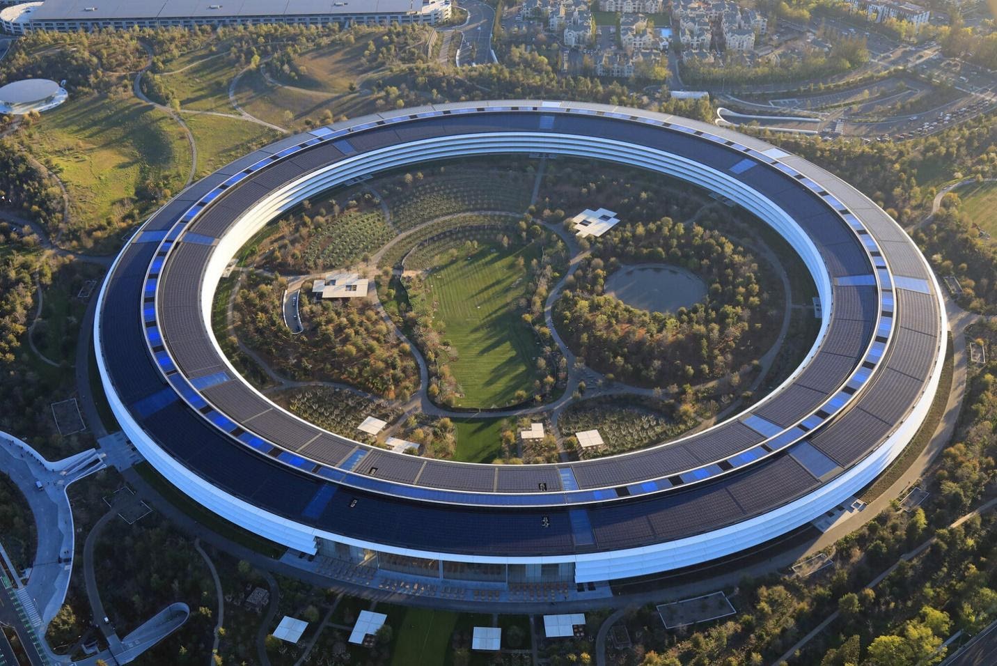 Giá trị Apple chạm ngưỡng 2 nghìn tỷ đô dù chỉ mới cán mốc 1 nghìn tỷ cách đây 2 năm