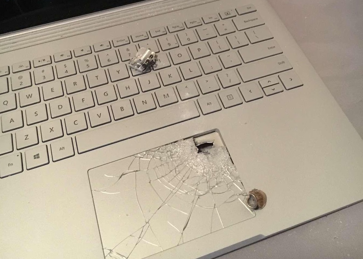 Thanh niên may mắn sống sót nhờ laptop Microsoft Surface Book có khả năng… chống đạn