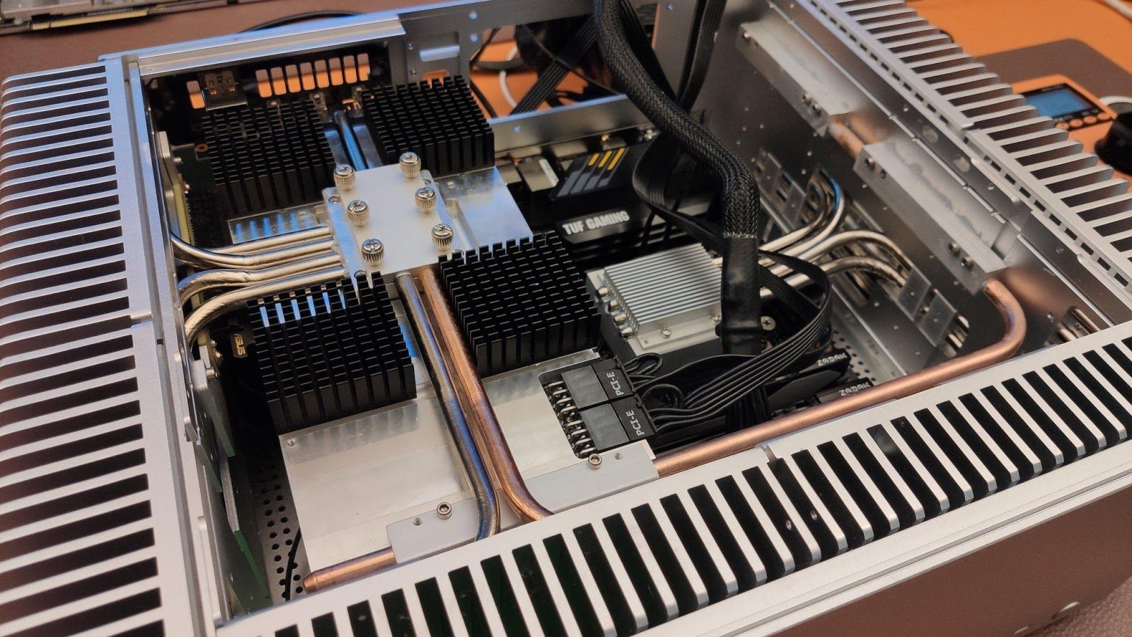 Xuất hiện thùng PC kiêm tản nhiệt thụ động cho RTX 3080, êm mát và... đắt hơn cả con card