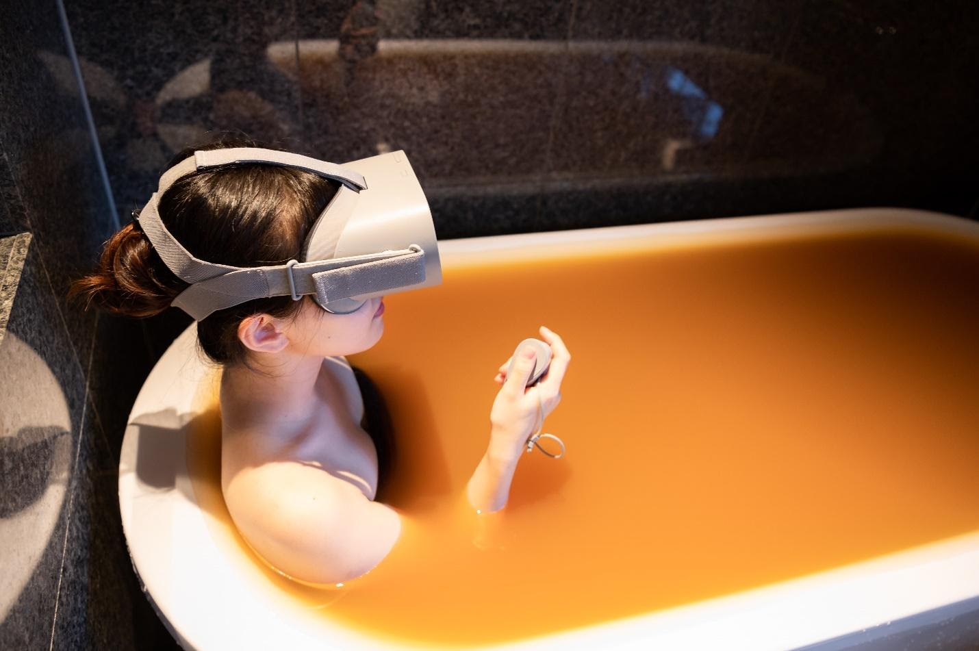 Vùng suối nước nóng Arima nổi tiếng ở Nhật Bản mở dự án tắm onsen bằng… kính VR