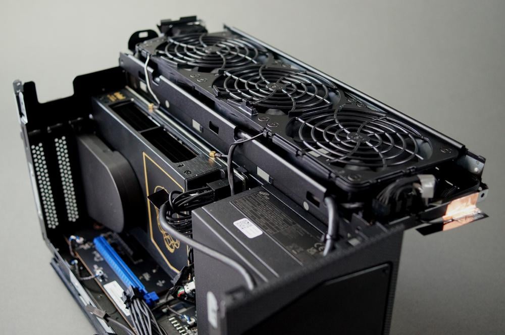 Intel NUC Beast Canyon mở bán với giá cực chát, 1.770 đô mà chưa kèm card, RAM, SSD