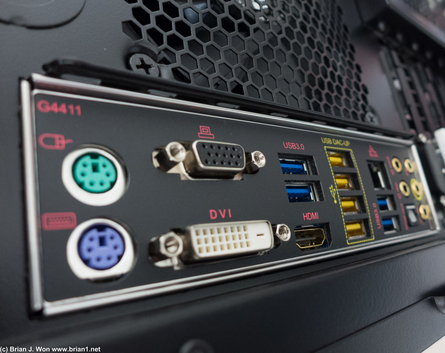 Vài lần lắp máy quên I/O shield, mình mua luôn main tích hợp sẵn ...
