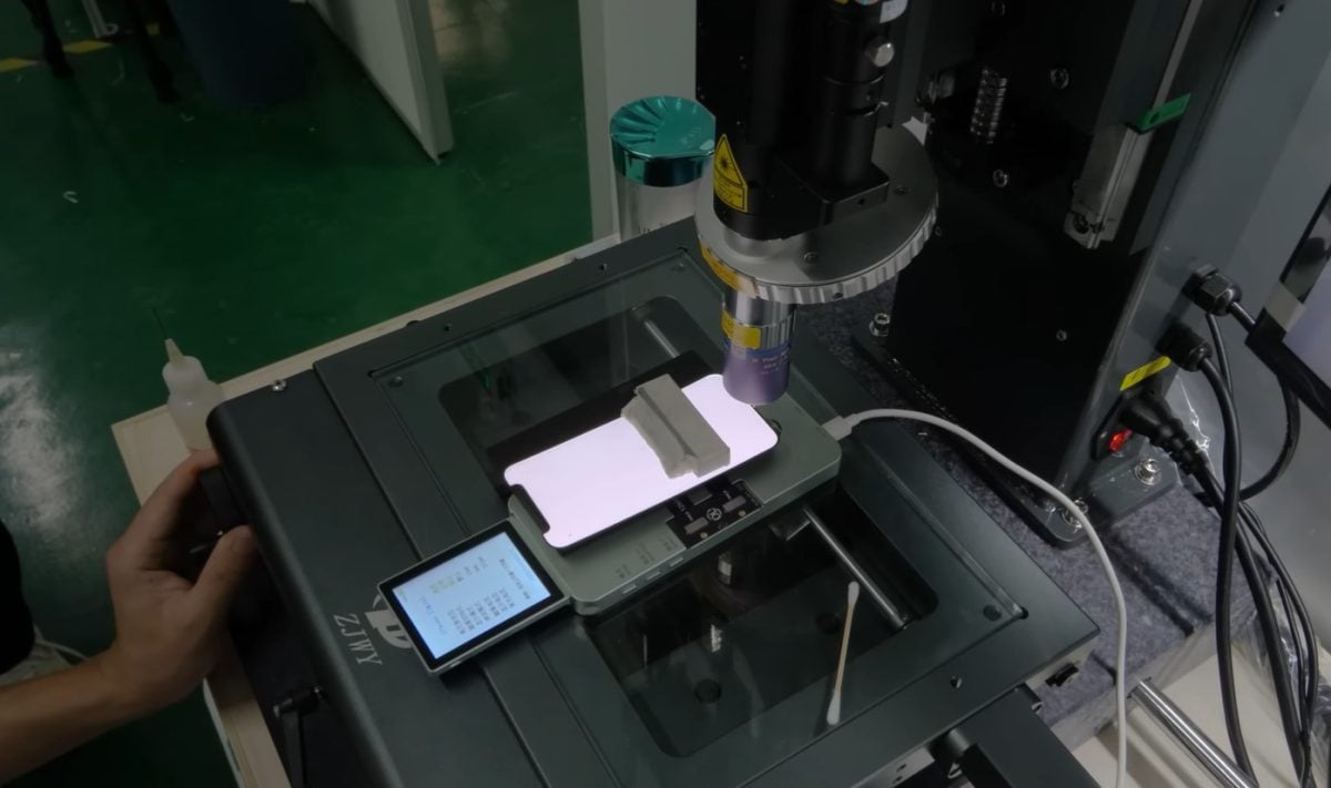 Màn hình OLED trên iPhone bị sọc xanh? Bắn laser vào là hết ngay, khỏi phải thay màn