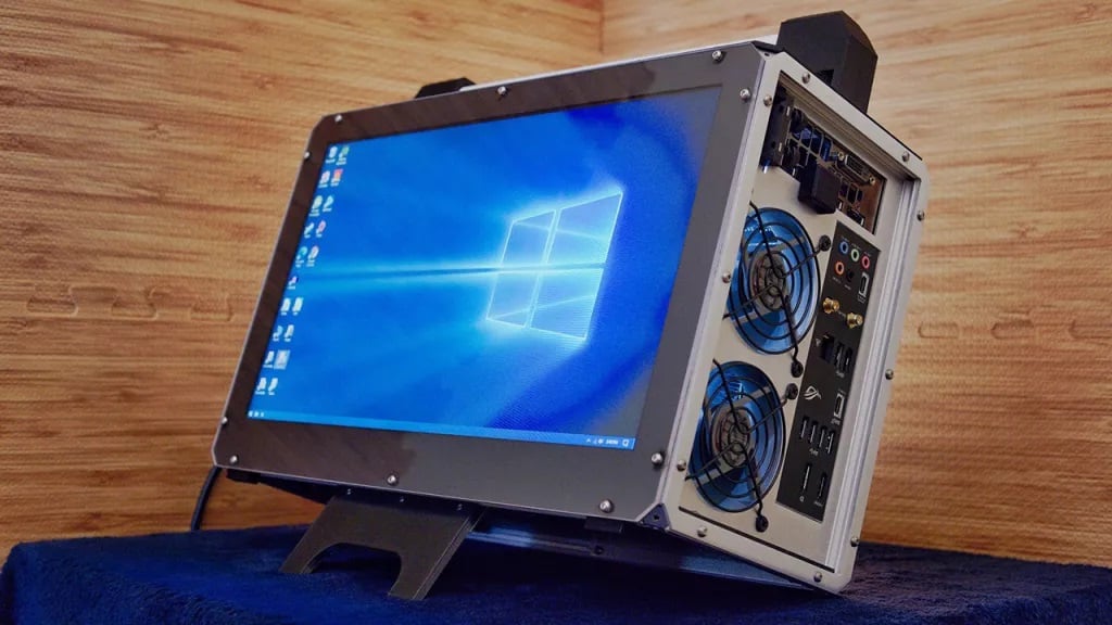Xuất hiện PC custom siêu độc với màn hình tích hợp vào case, chỉ cần cắm chuột và bàn phím là chiến tốt