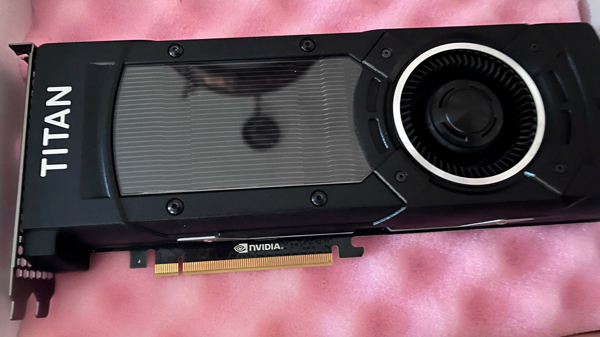 Cứ tưởng mua nhầm GTX Titan X rởm vì chỉ có 2 cổng xuất hình, ai dè đó là bản Engineering Sample hiếm hoi của Nvidia