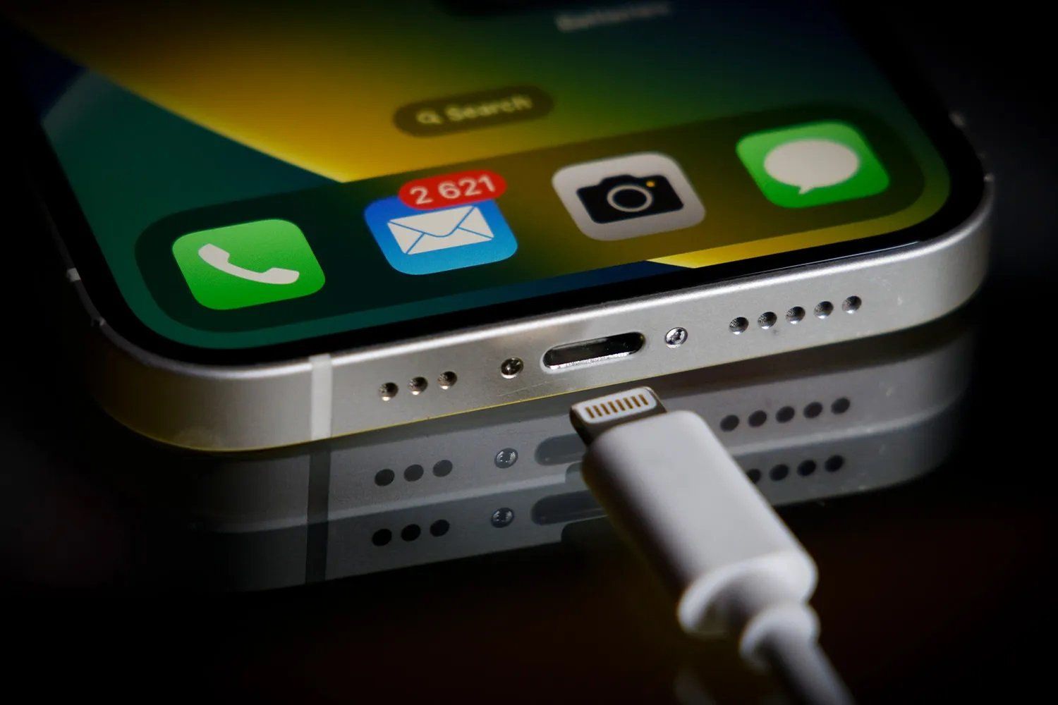 “Tính năng” mới của iPhone 15 Pro: sạc ngược cho… pin dự phòng thay vì sạc cho chính nó
