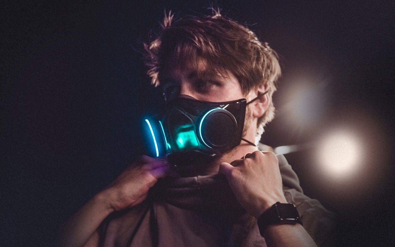 Khẩu trang Razer tên chính thức là Zephyr, hiệu quả như N95, tái sử dụng được và có đèn RGB