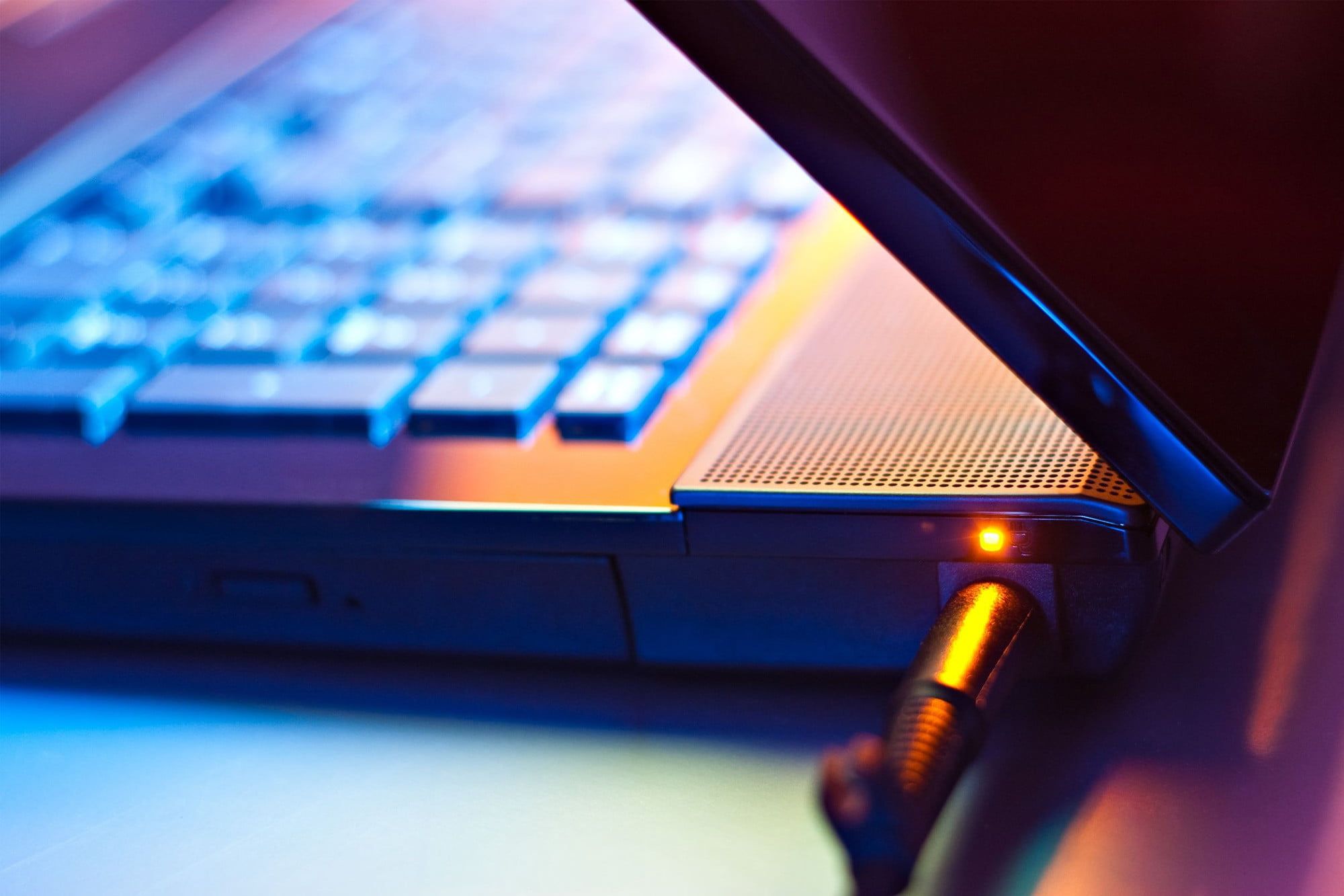 Tại sao khi cắm sạc thì laptop mới chạy hết công suất?