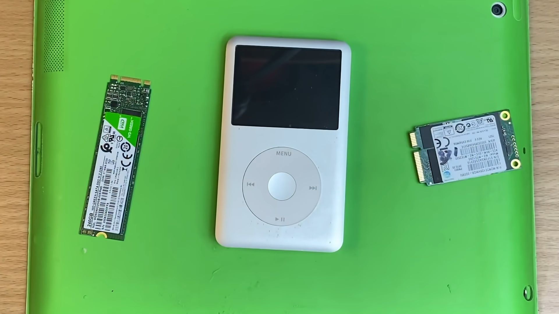 Một thanh niên “khéo tay hay mò” đã mod iPod Classic huyền thoại để chạy với SSD M.2 SATA